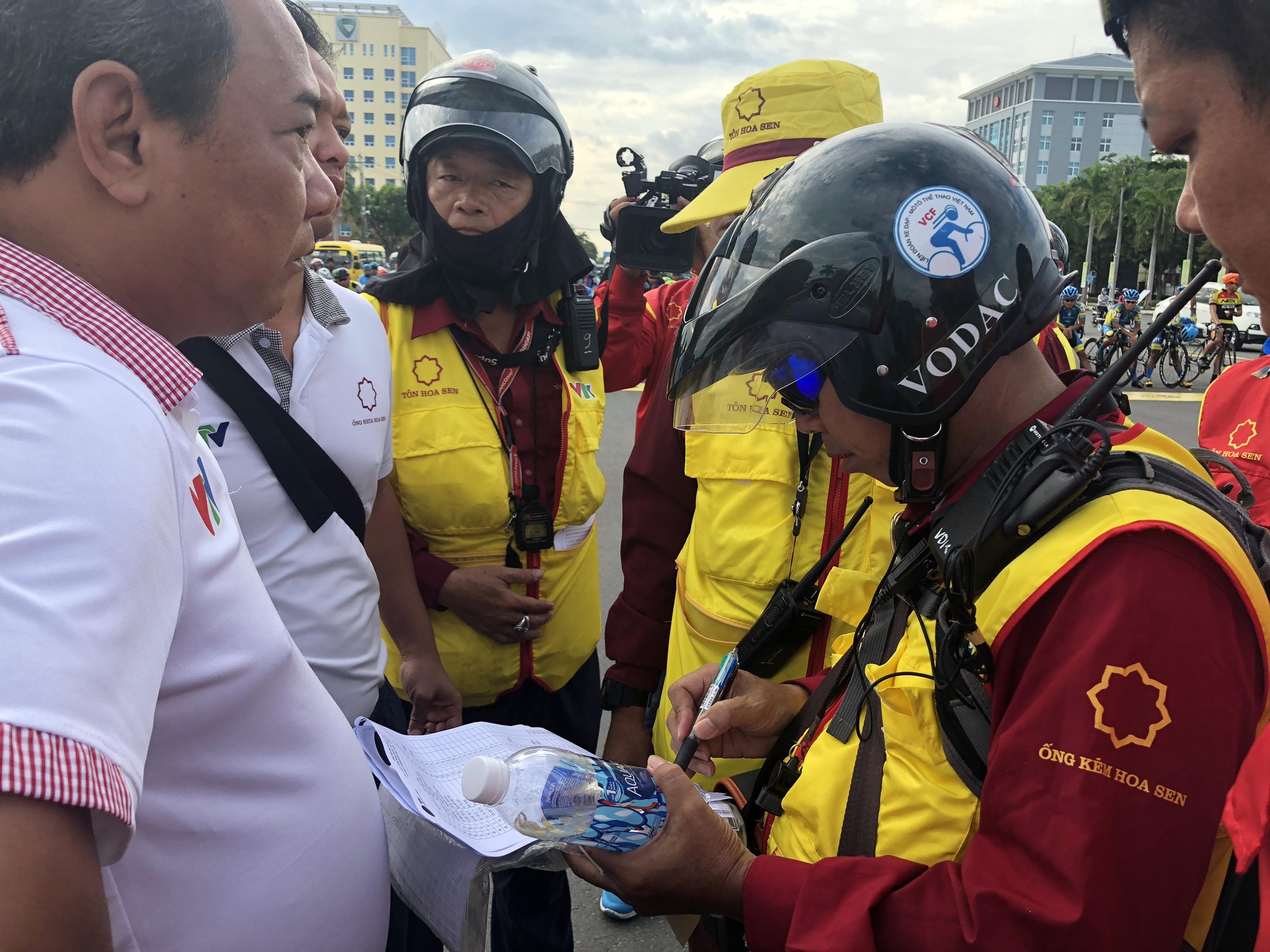 Tước quyền 4 tay đua ngay vạch xuất phát Cúp Tôn Hoa Sen 2018 - Ảnh 4.