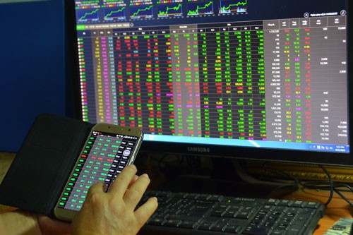 Nước ngoài mua ròng, VN-Index tăng gần 15 điểm