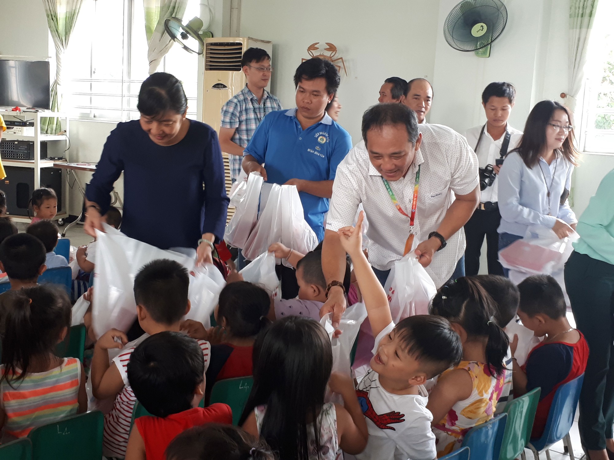 Tặng quà trung thu cho con công nhân