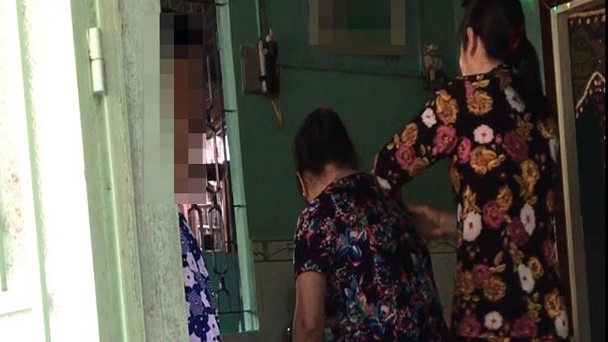 Nữ “thần y” có tên “Ông Cóc” trị bá bệnh bằng cách …vuốt, thổi - Ảnh 5.