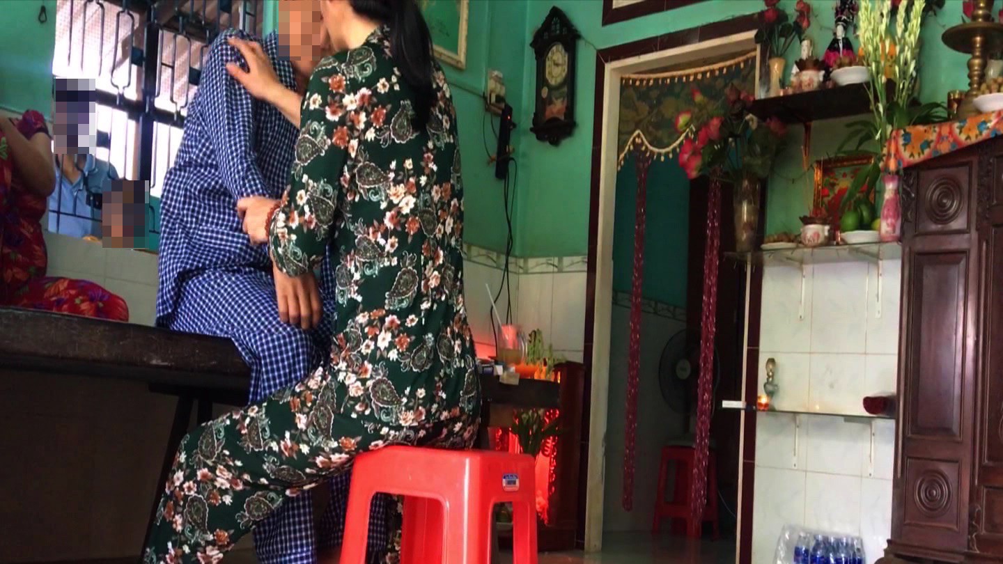 Nữ “thần y” có tên “Ông Cóc” trị bá bệnh bằng cách …vuốt, thổi - Ảnh 6.