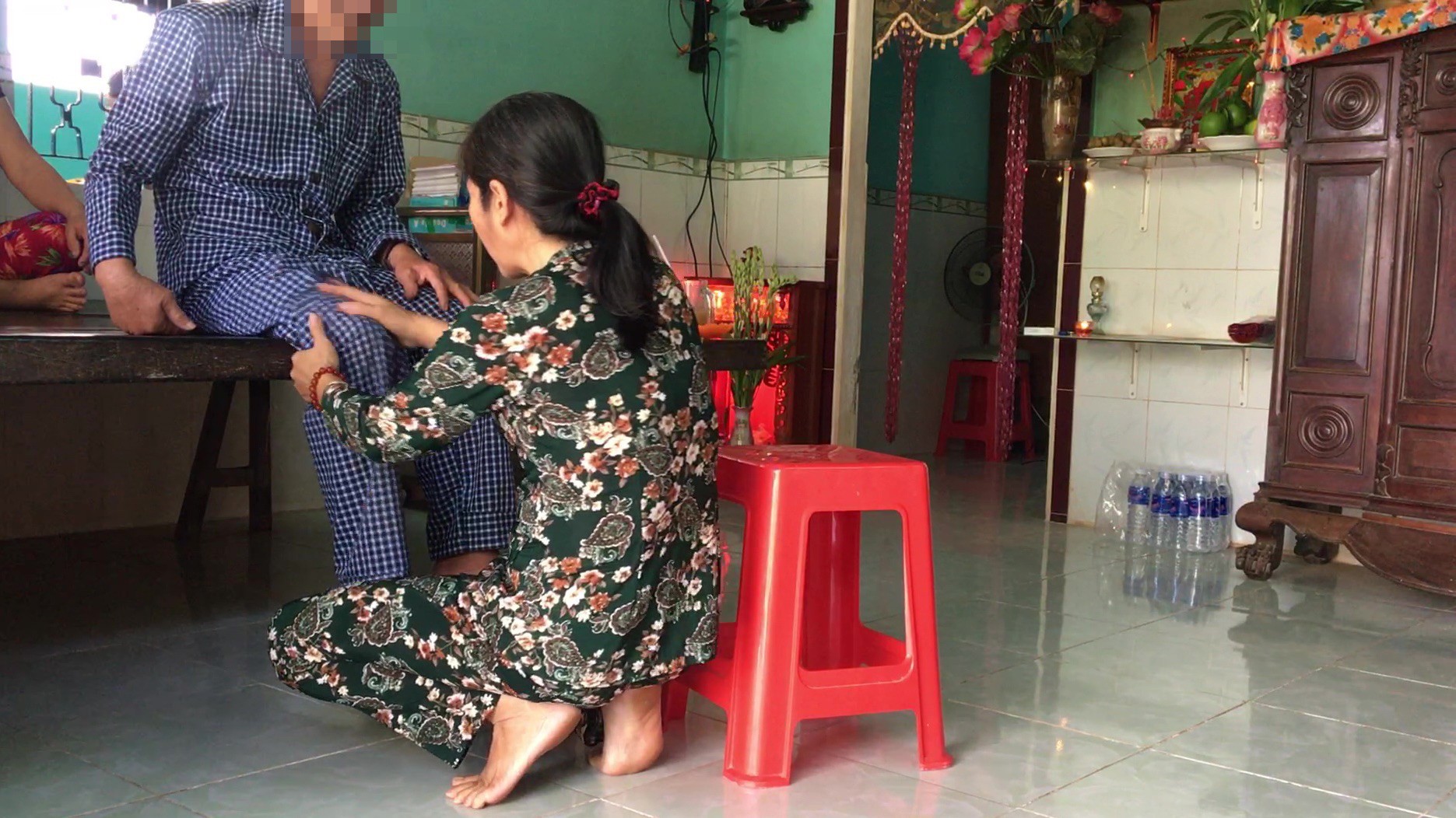 Nữ “thần y” có tên “Ông Cóc” trị bá bệnh bằng cách …vuốt, thổi - Ảnh 8.
