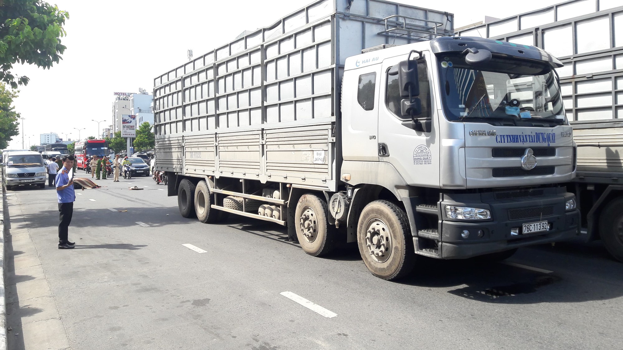 Va chạm với xe tải, một người đ&agrave;n &ocirc;ng chết thảm - Ảnh 2.