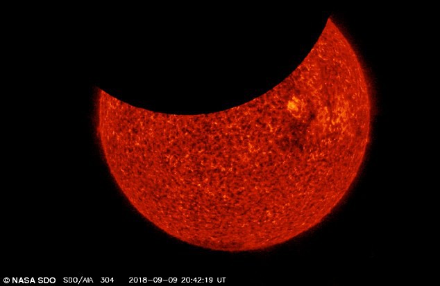 Ảnh độc từ NASA: 2 lần "nhật thực" trong vòng 6 giờ!