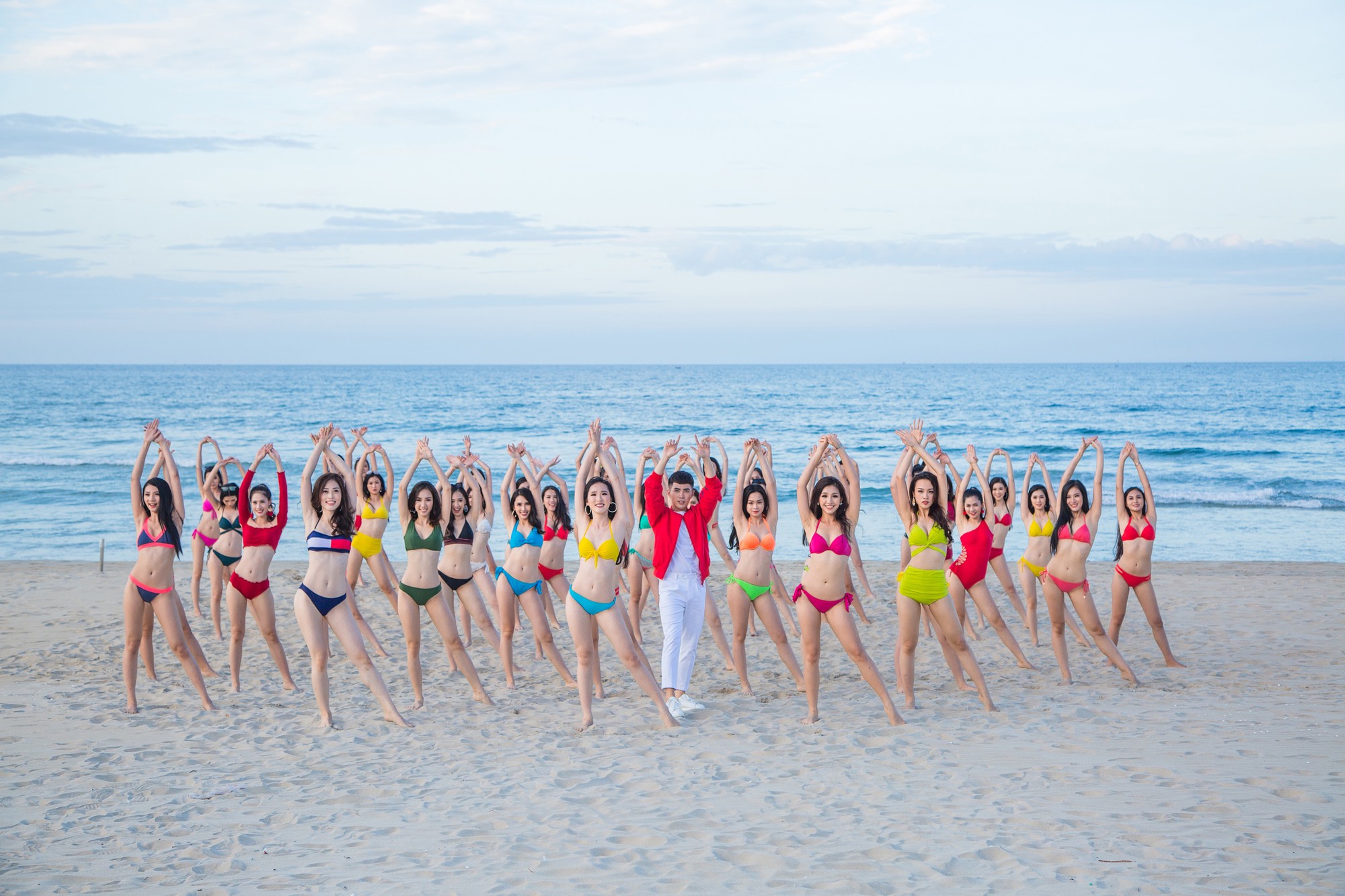 Thí sinh Hoa hậu Việt Nam 2018 nóng bỏng trong MV Thiên đường là em - Ảnh 6.