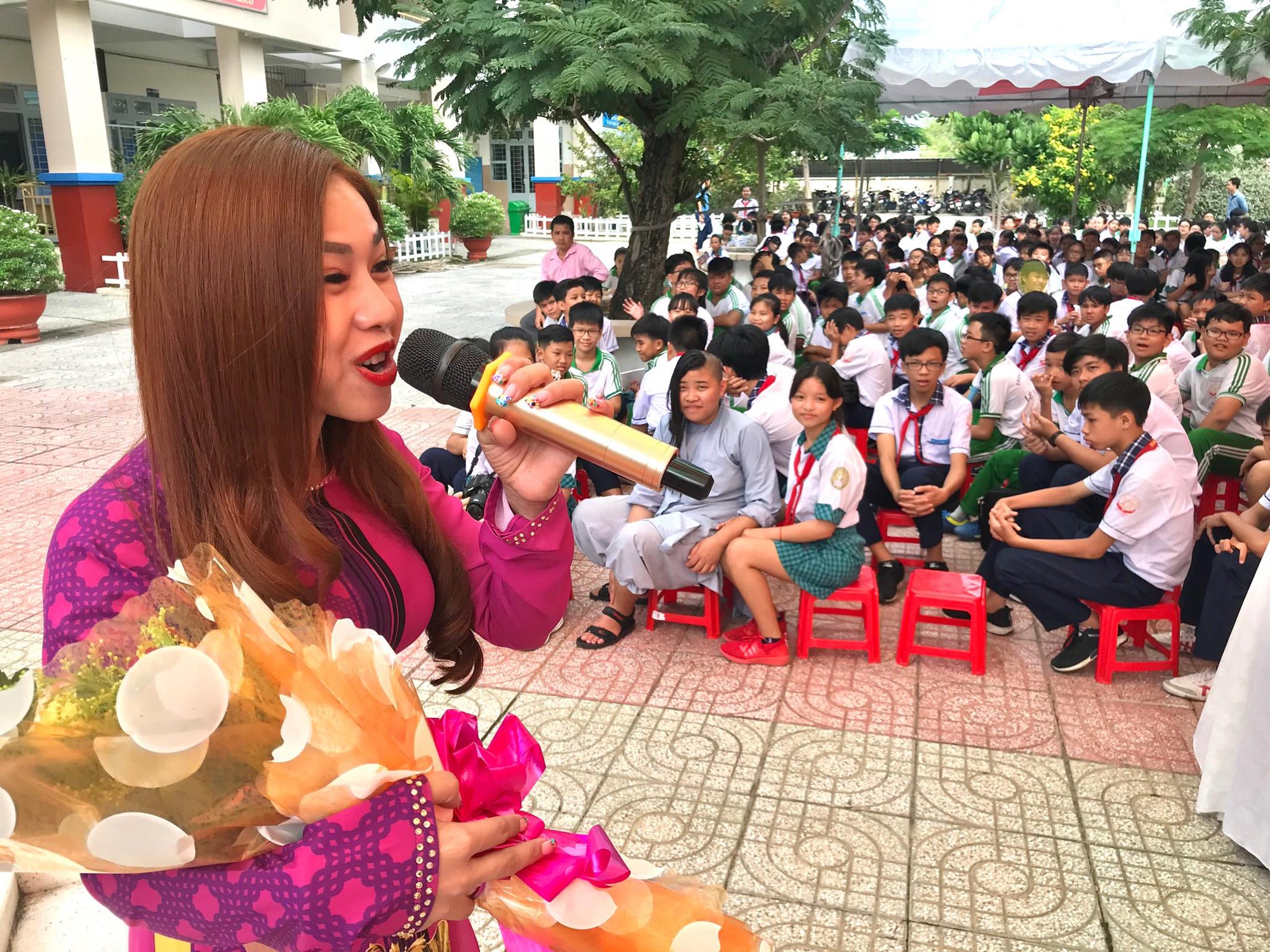 Nghệ sĩ B&igrave;nh Tinh dốc sức đưa s&acirc;n khấu v&agrave;o trường học - Ảnh 1.