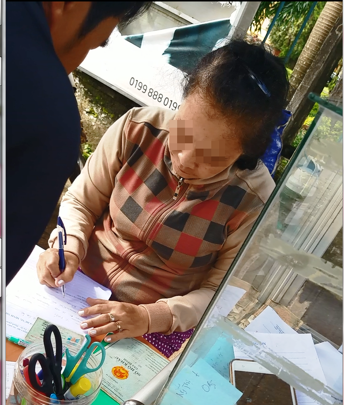 (eMagazine) - Bà giữ xe làm CMND siêu tốc bằng cách nào? - Ảnh 5.