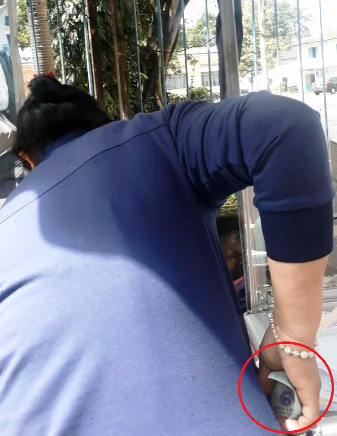 (eMagazine) - Bà giữ xe làm CMND siêu tốc bằng cách nào? - Ảnh 11.