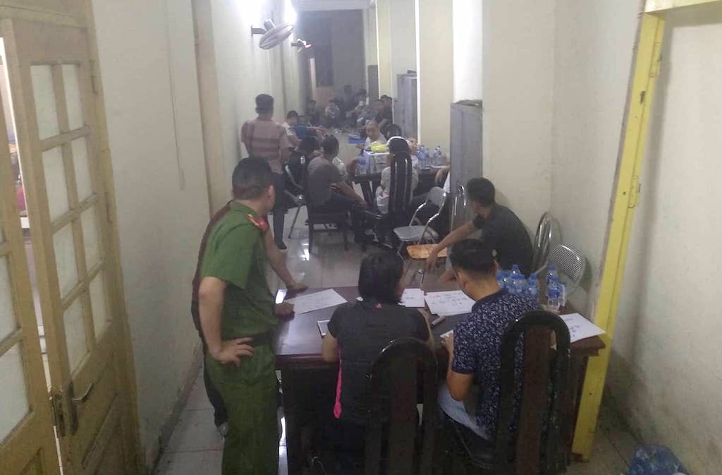 Đột kích quán karaoke, phát hiện hơn 70 dân chơi đang "phê"