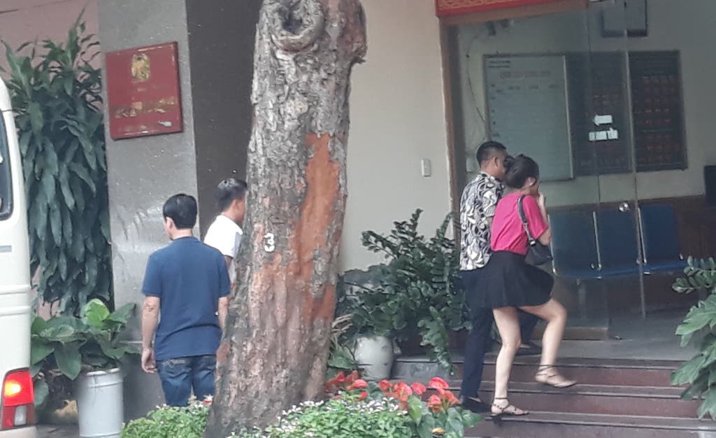Đột k&iacute;ch qu&aacute;n karaoke, ph&aacute;t hiện hơn 70 d&acirc;n chơi đang ph&ecirc; - Ảnh 2.