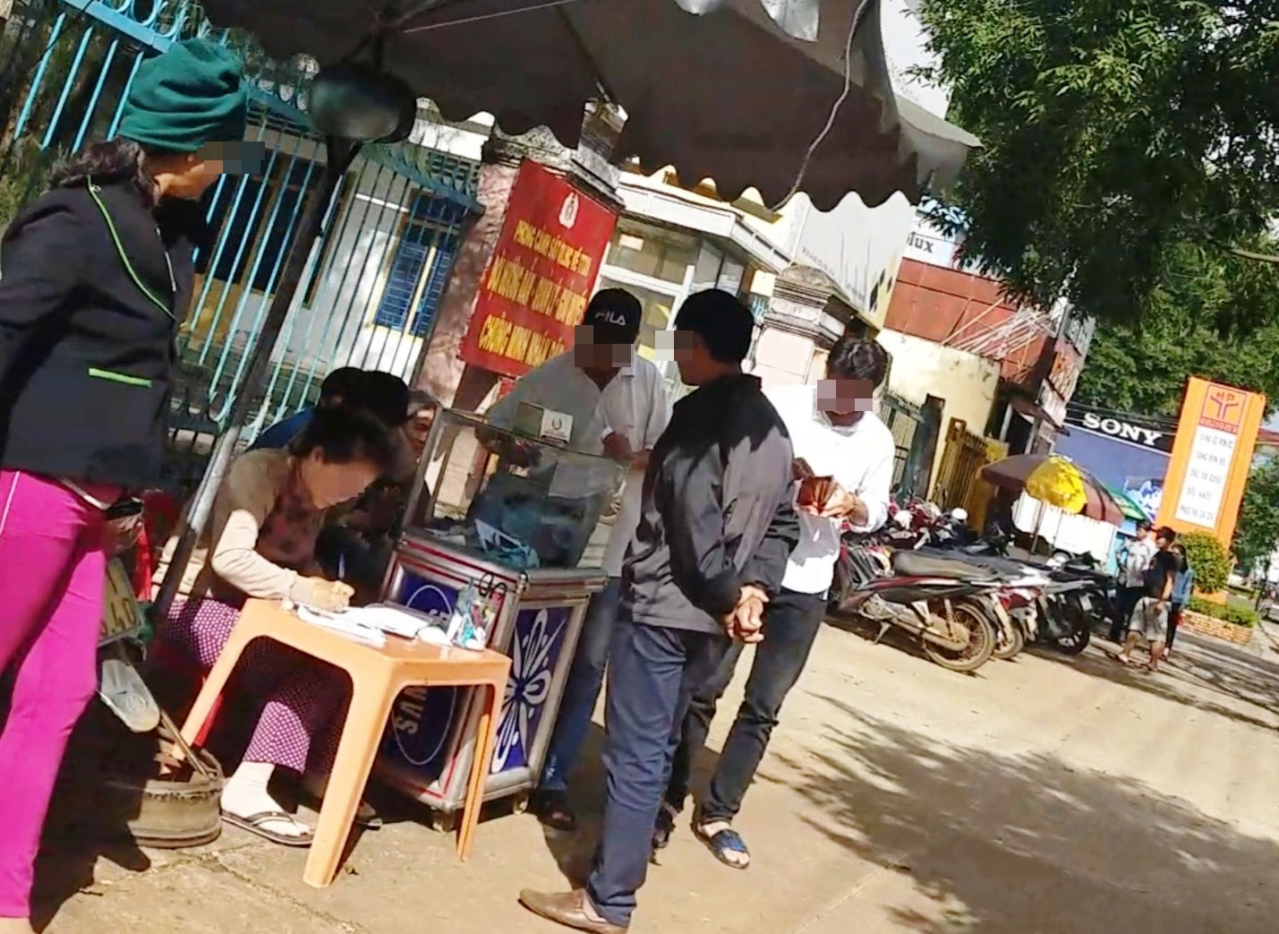 Bà giữ xe làm CMND siêu tốc: Giám đốc Công an Gia Lai chỉ đạo làm rõ