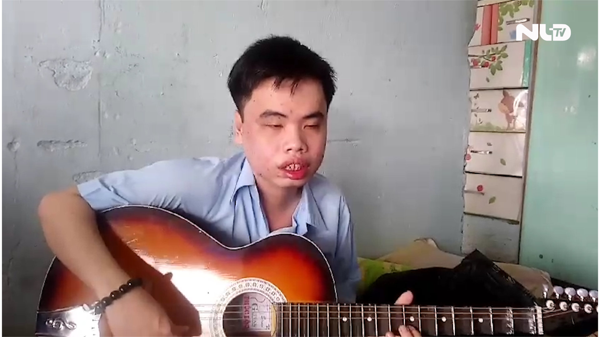 Mù bẩm sinh, chàng trai 9x chơi thành thạo 6 loại đàn
