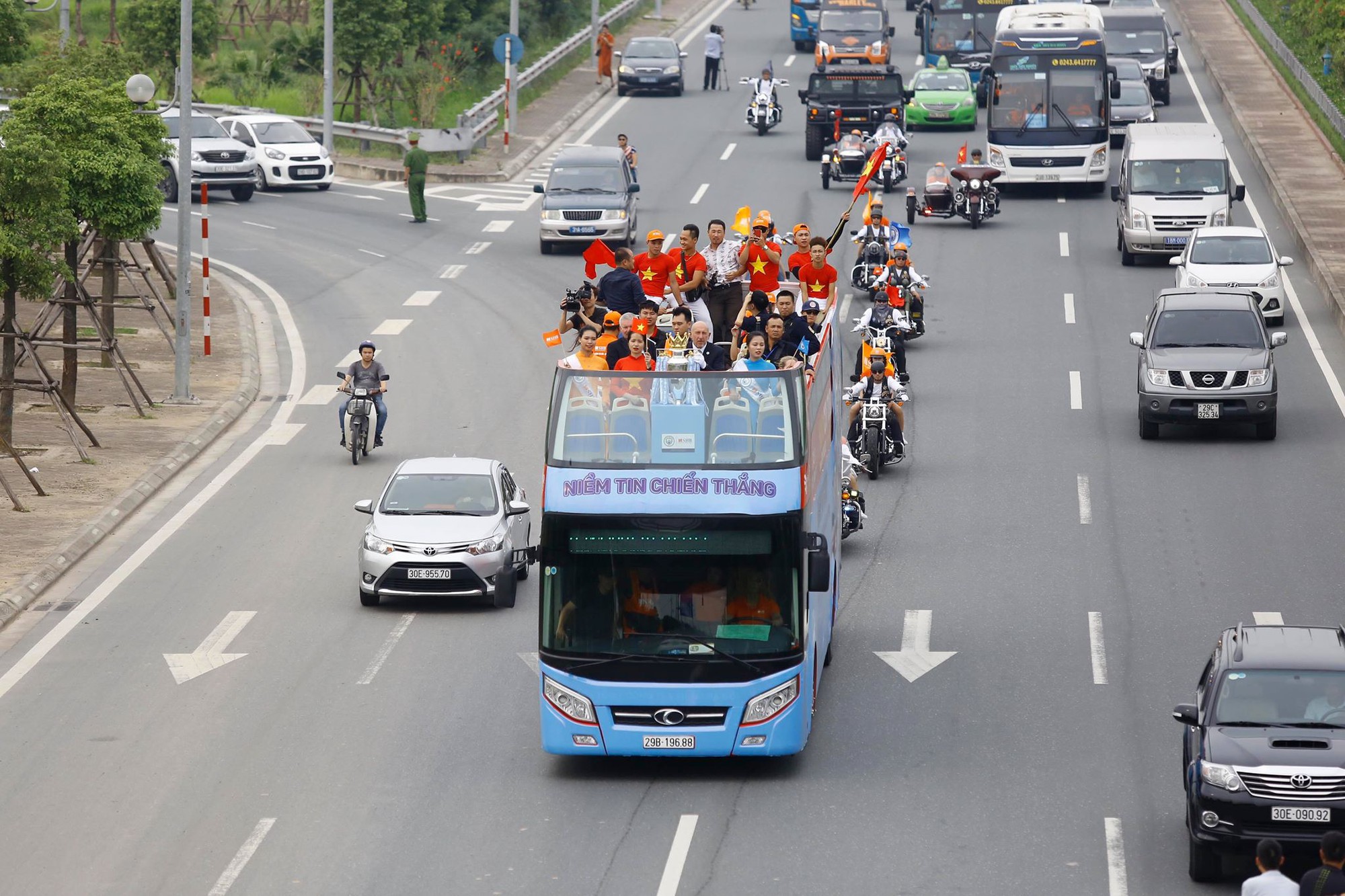 Bầu Hiển khoe c&uacute;p... Ngoại hạng Anh - Ảnh 3.