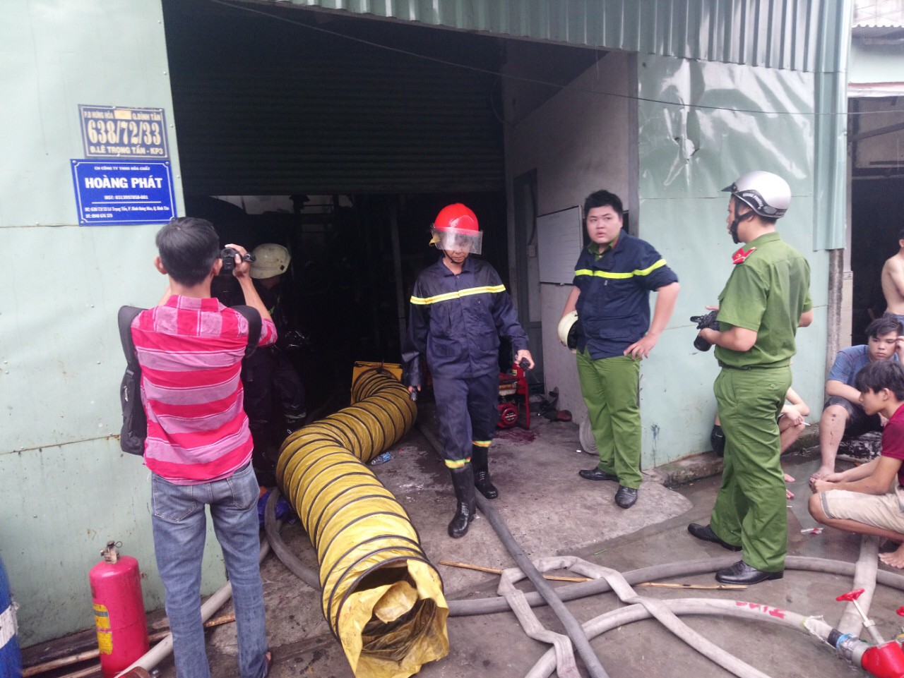 TP HCM: Nh&agrave; kho của c&ocirc;ng ty h&oacute;a chất ch&aacute;y gần 1 giờ đồng hồ - Ảnh 1.