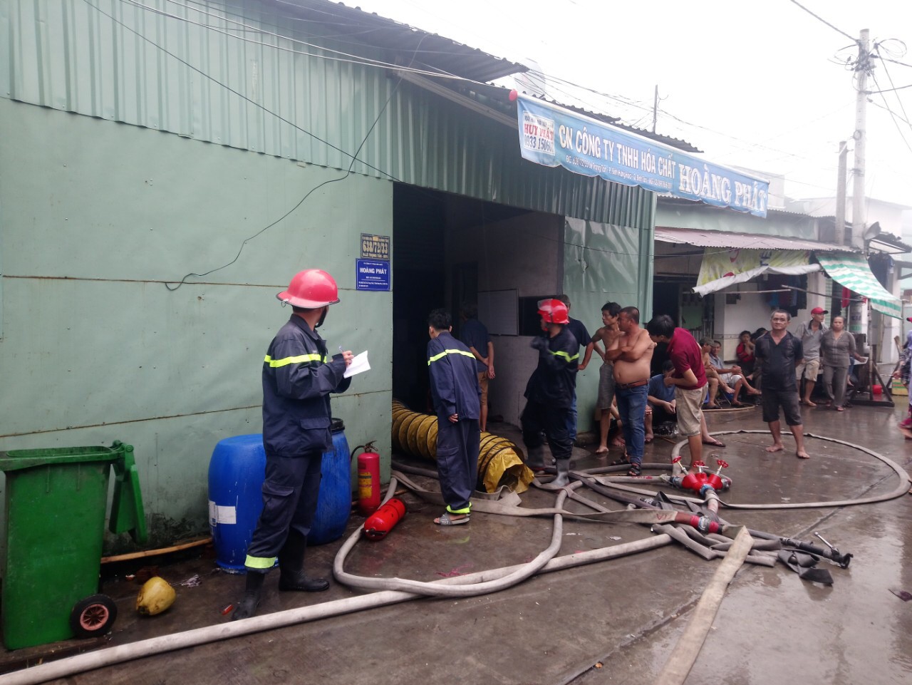 TP HCM: Nh&agrave; kho của c&ocirc;ng ty h&oacute;a chất ch&aacute;y gần 1 giờ đồng hồ - Ảnh 4.