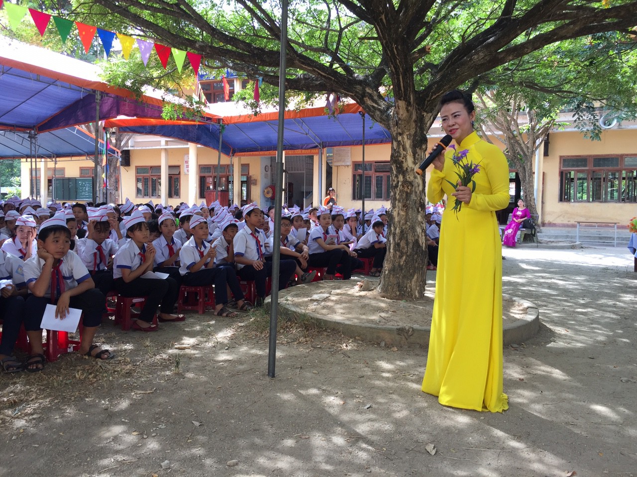 Trao tặng 101 tủ sách cho học sinh tại Quảng Ngãi - Ảnh 3.