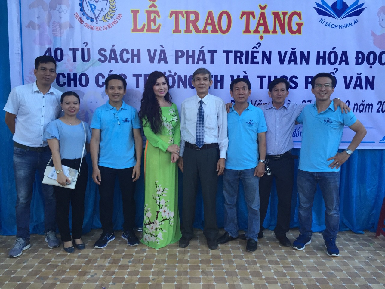 Trao tặng 101 tủ sách cho học sinh tại Quảng Ngãi - Ảnh 6.