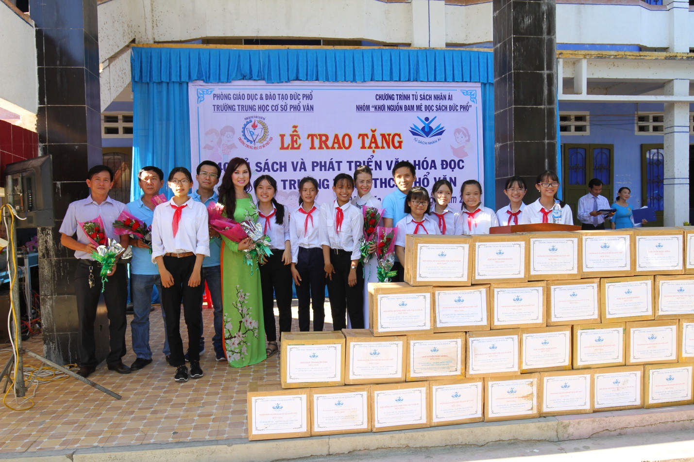 Trao tặng 101 tủ sách cho học sinh tại Quảng Ngãi