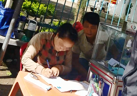 (eMagazine) - Bà giữ xe làm CMND siêu tốc bằng cách nào?