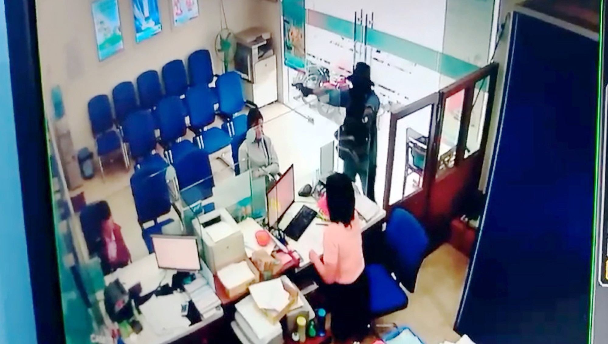 [VIDEO] Cận cảnh tên cướp ngân hàng ở Tiền Giang