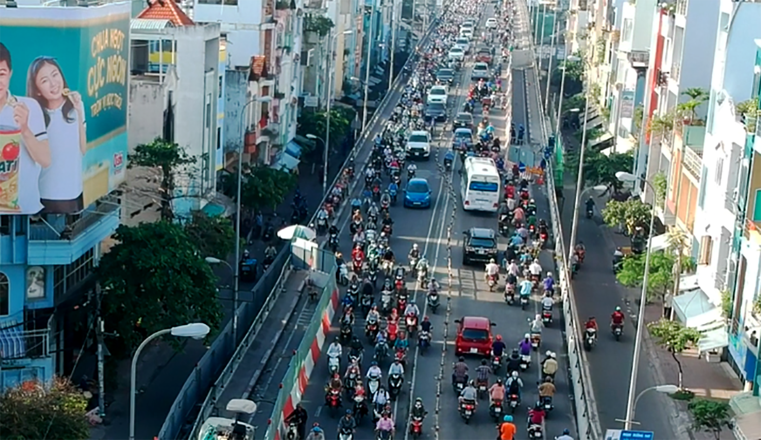 [VIDEO Flycam] &Aacute;m ảnh l&ocirc; cốt g&acirc;y kẹt ở cầu k&ecirc;nh Tẻ - Ảnh 2.