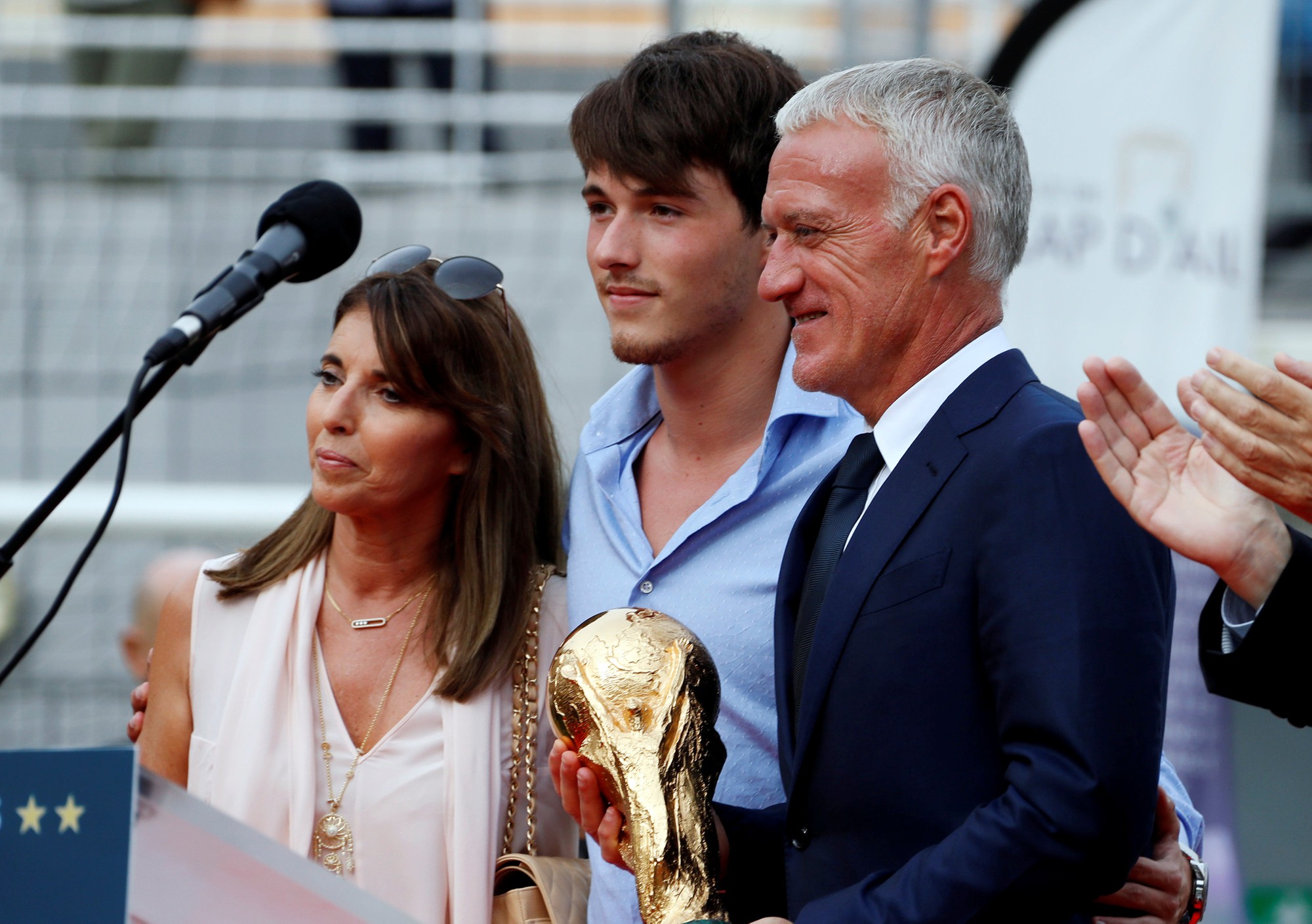 Sân bóng được đặt tên HLV tuyển Pháp Didier Deschamps - Ảnh 3.