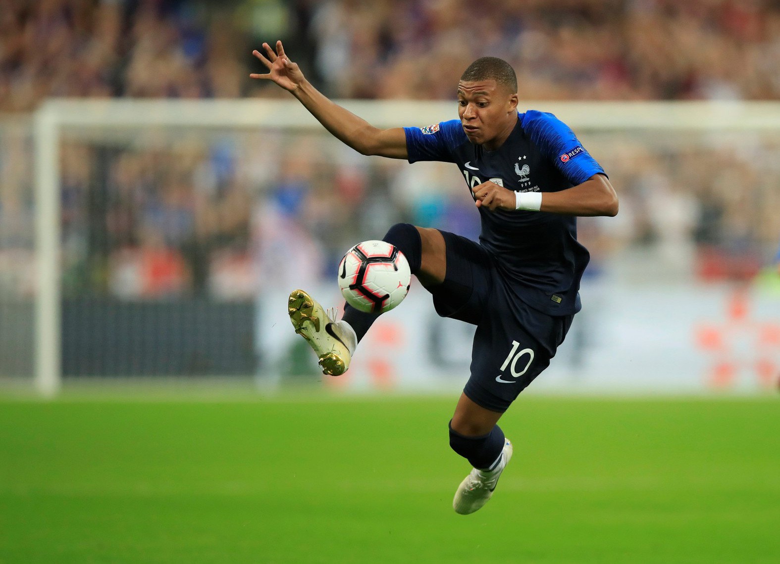 Mbappe xuất sắc hơn cả Messi, Ronaldo ở… tuổi 19
