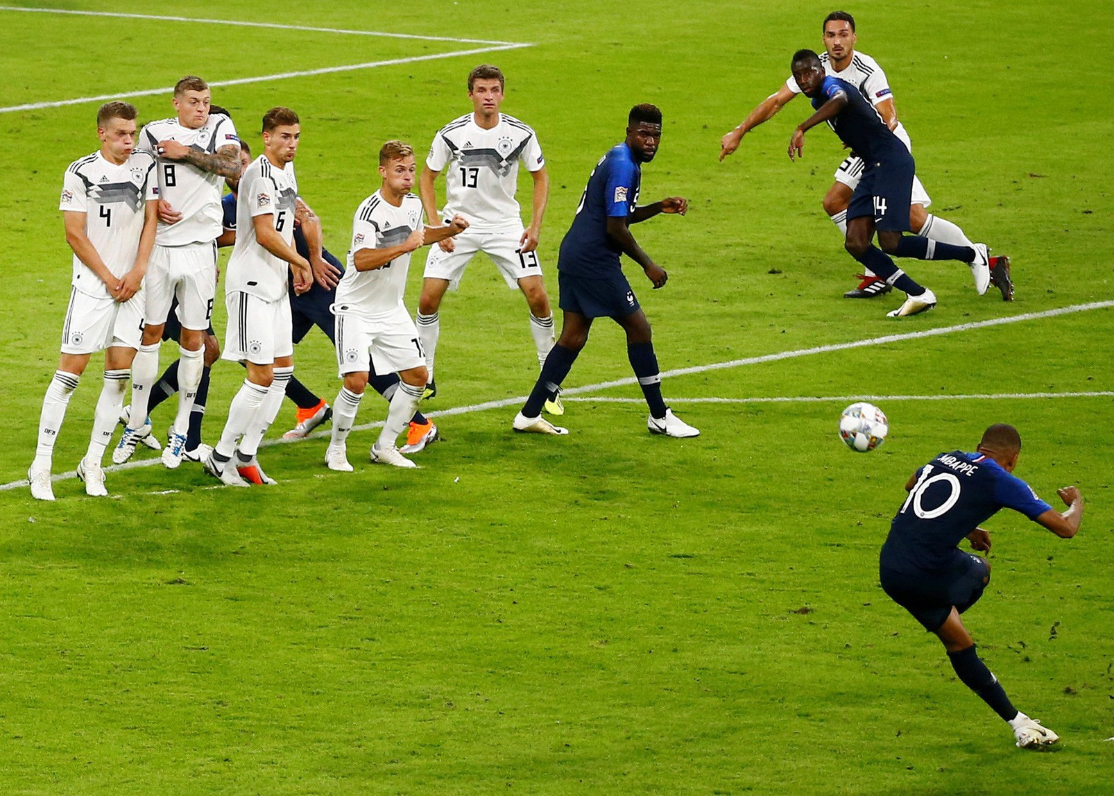 Mbappe xuất sắc hơn cả Messi, Ronaldo ở&hellip; tuổi 19 - Ảnh 2.