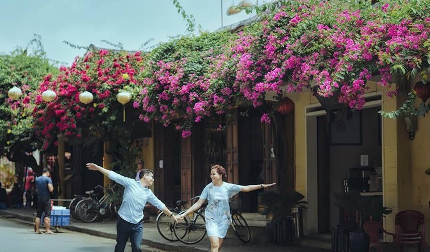 Ngắm nh&agrave; cổ Hội An đẹp lịm tim với gi&agrave;n hoa giấy - Ảnh 2.