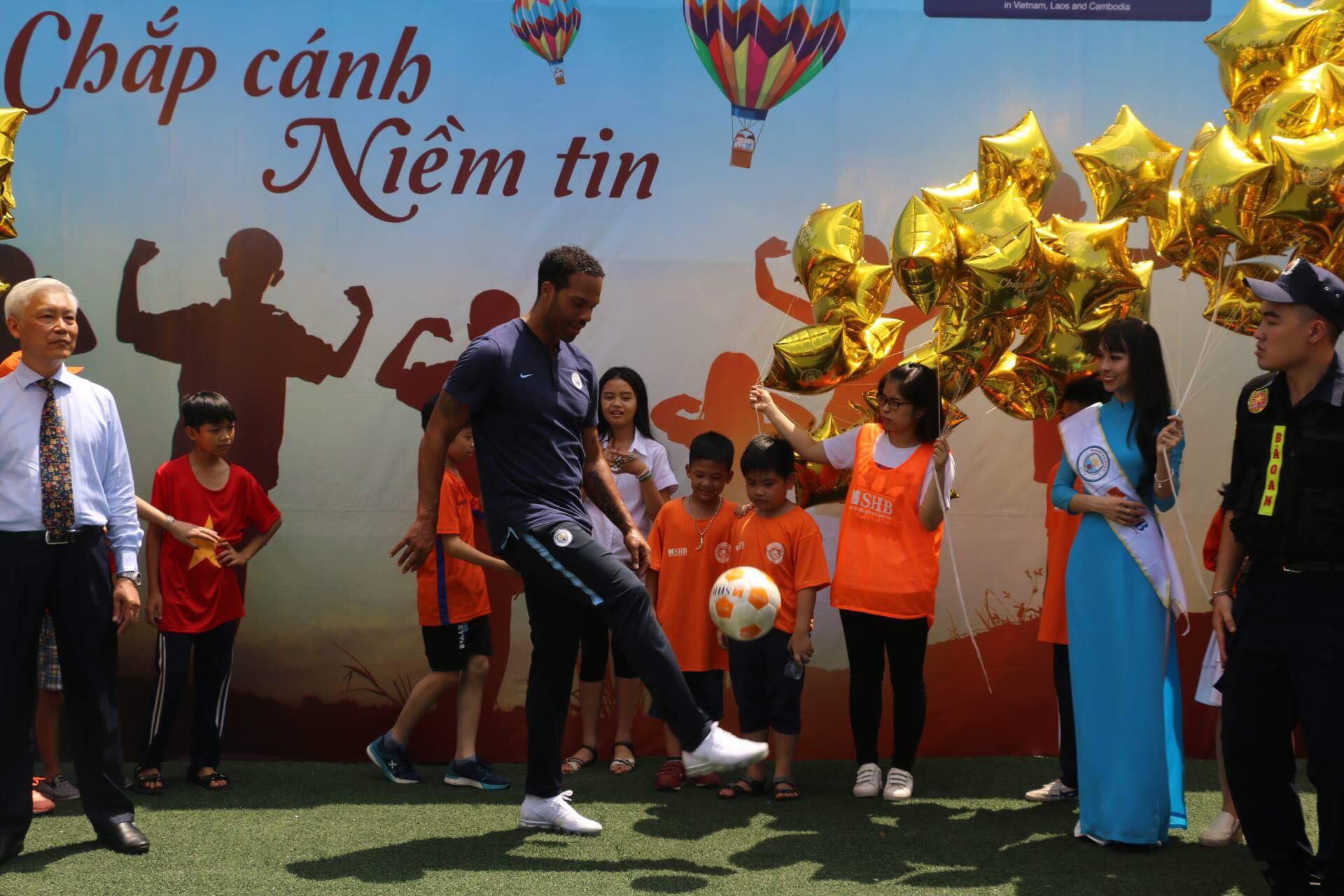 Quang Hải nói gì khi bầu Hiển muốn đưa sang Manchester City? - Ảnh 3.