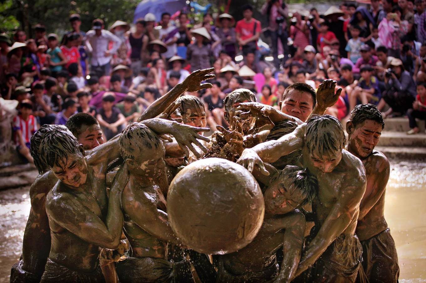 Lễ hội vật cầu bùn ở Bắc Giang lên báo Mỹ