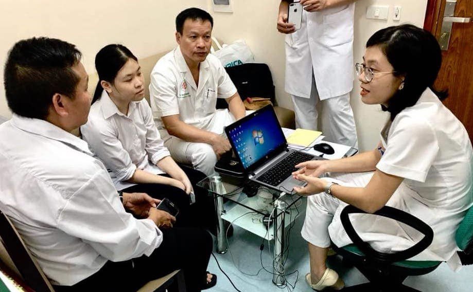Nữ bác sĩ trẻ bất ngờ bị điếc do lây bệnh quai bị từ bệnh nhân - Ảnh 1.