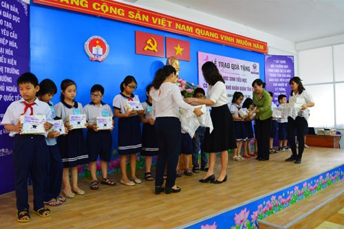 Trao quà, học bổng cho học sinh nghèo