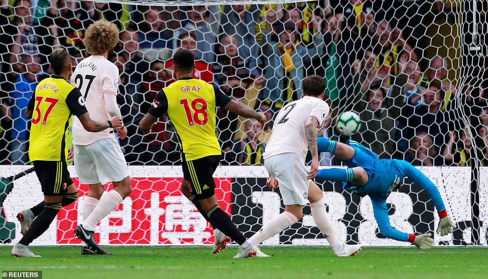 Smalling ghi b&agrave;n dị, Man United quật ng&atilde; hiện tượng Watford - Ảnh 6.