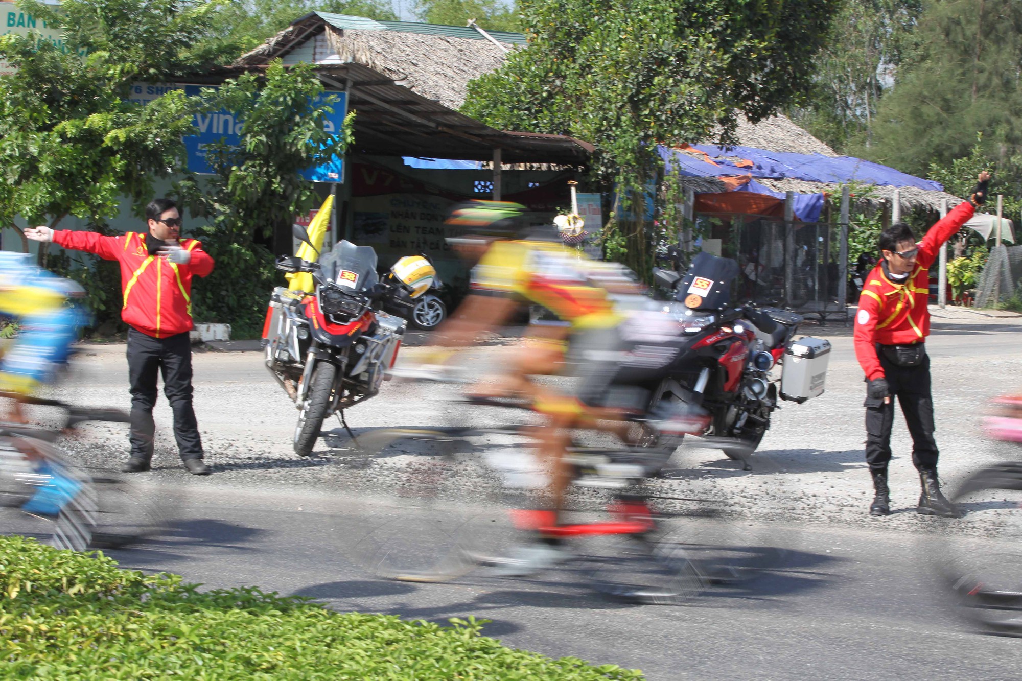 Những ch&agrave;ng l&atilde;ng tử b&ecirc;n si&ecirc;u xe m&ocirc; t&ocirc; - Ảnh 10.