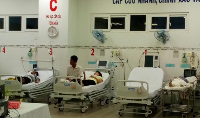 Tránh xe máy, xe khách bị lật, hơn chục người bị thương