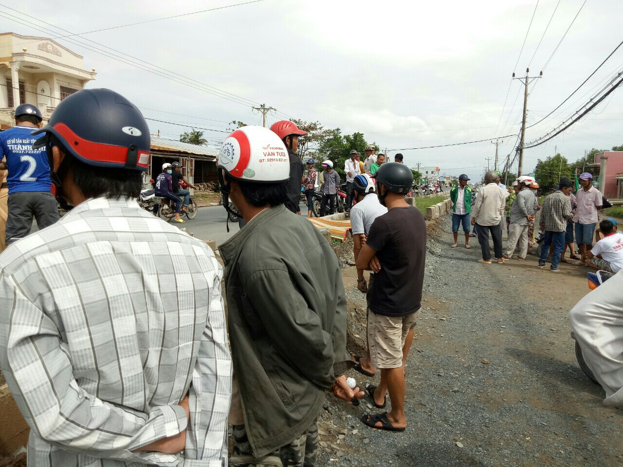Nhiều người kéo đến xem thi thể nam thanh niên chết ven đường