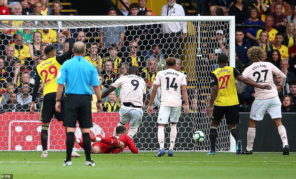 Smalling ghi b&agrave;n dị, Man United quật ng&atilde; hiện tượng Watford - Ảnh 4.