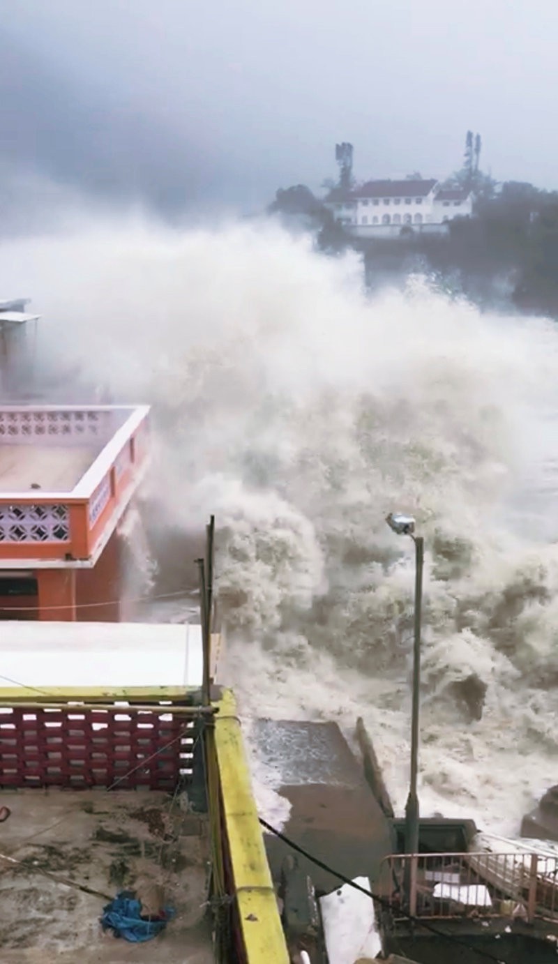 [Clip] - B&atilde;o Mangkhut x&ocirc; nghi&ecirc;ng nh&agrave; cửa, người gi&agrave; ở Hồng K&ocirc;ng quyết kh&ocirc;ng sơ t&aacute;n - Ảnh 1.