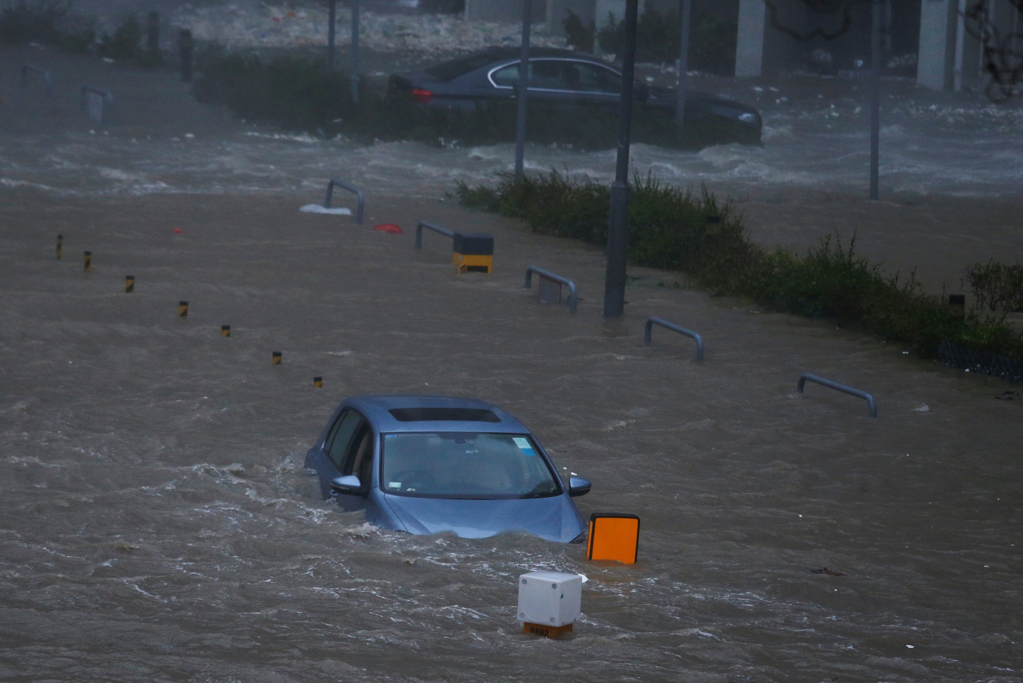[Clip] - Bão Mangkhut xô nghiêng nhà cửa, người già ở Hồng Kông quyết không sơ tán