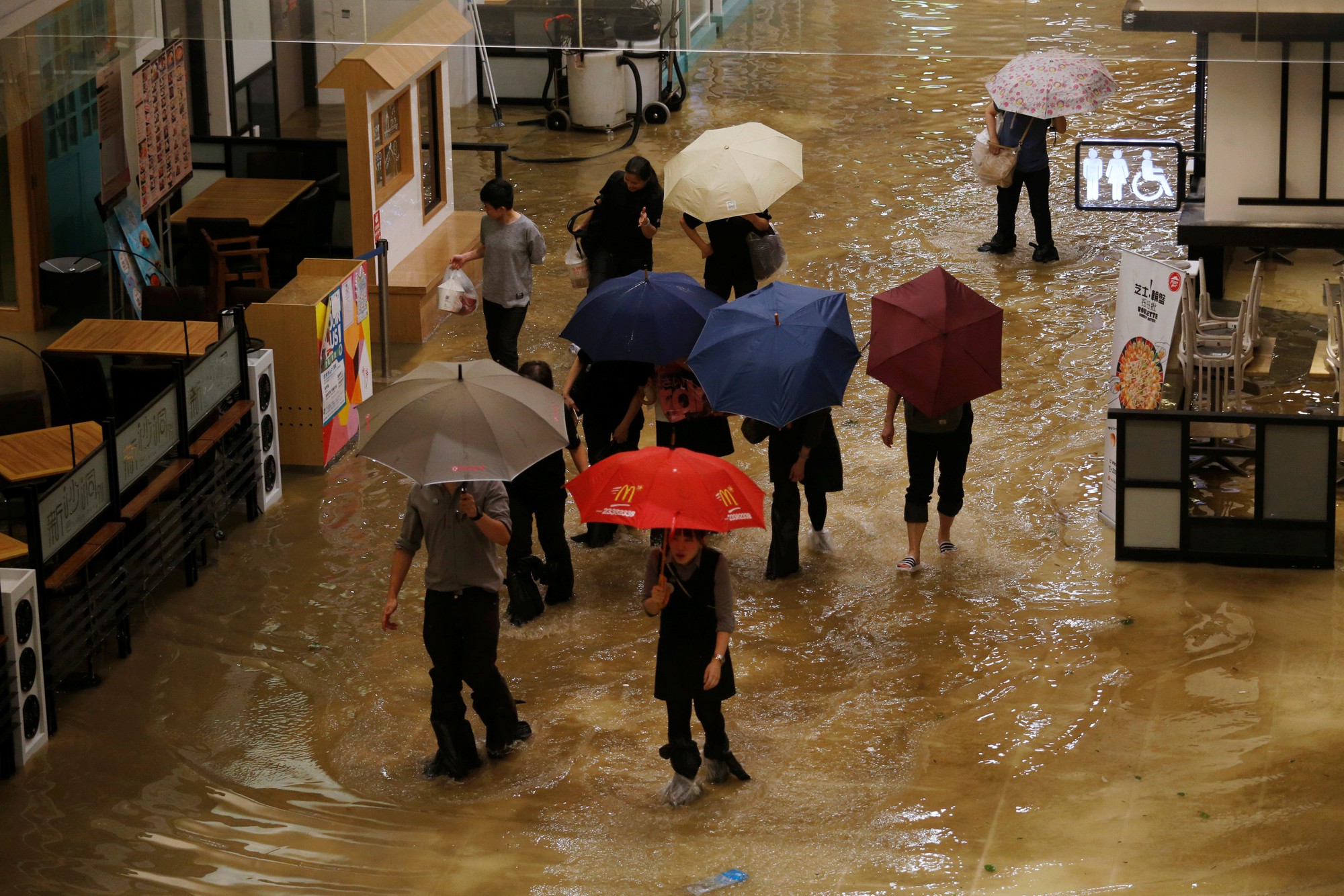 [Clip] - B&atilde;o Mangkhut x&ocirc; nghi&ecirc;ng nh&agrave; cửa, người gi&agrave; ở Hồng K&ocirc;ng quyết kh&ocirc;ng sơ t&aacute;n - Ảnh 3.