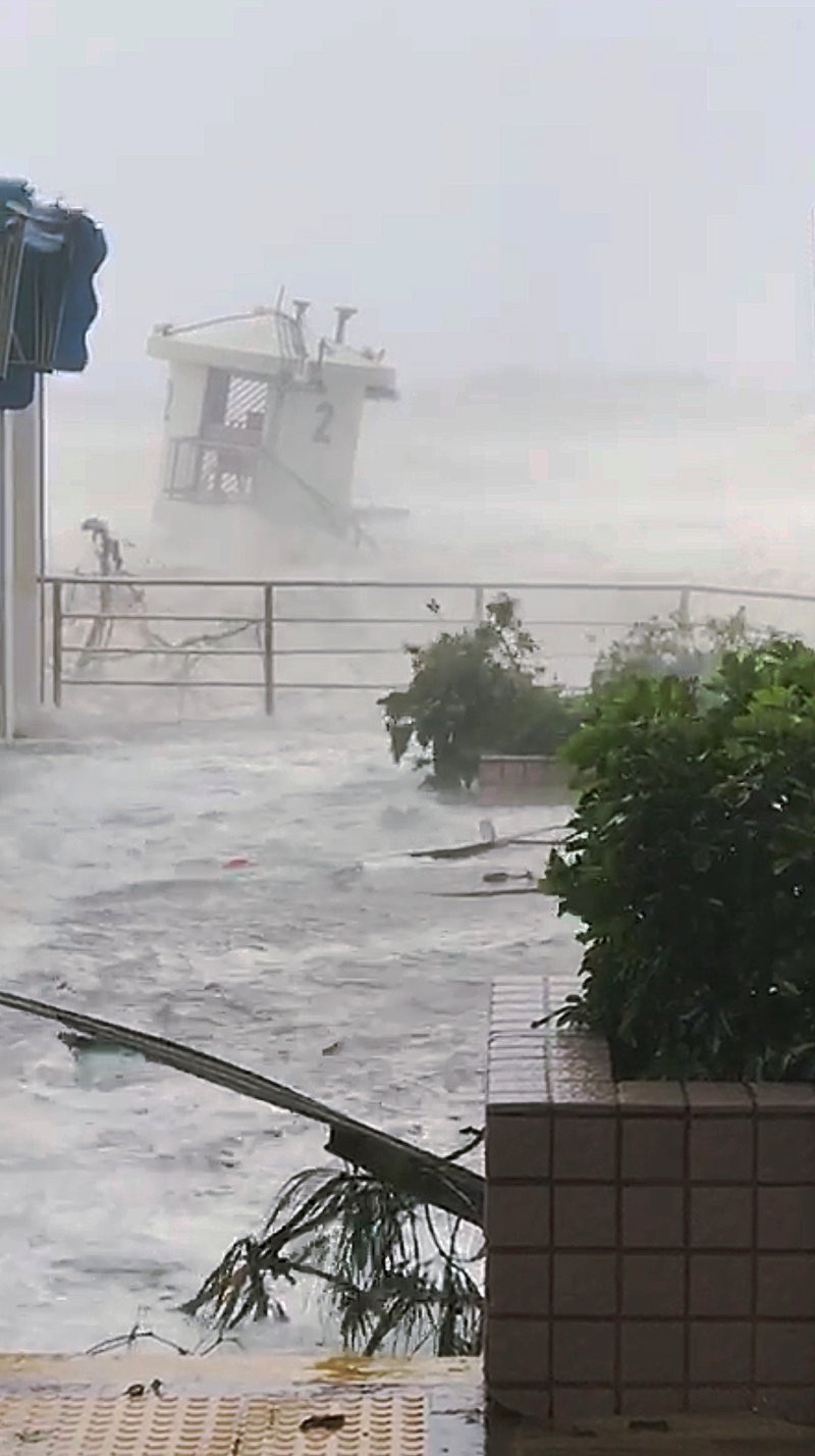 [Clip] - B&atilde;o Mangkhut x&ocirc; nghi&ecirc;ng nh&agrave; cửa, người gi&agrave; ở Hồng K&ocirc;ng quyết kh&ocirc;ng sơ t&aacute;n - Ảnh 5.