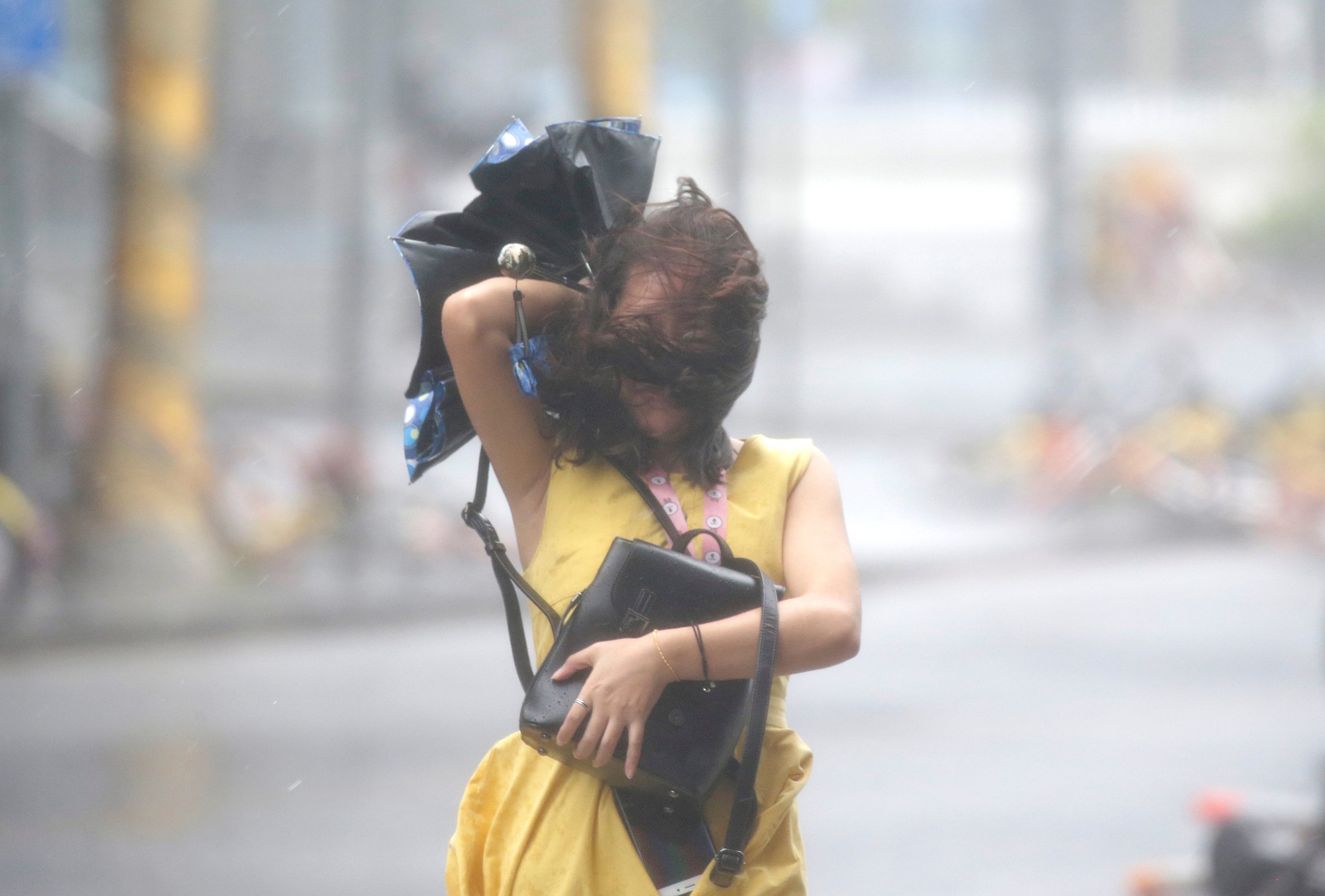 [Clip] - B&atilde;o Mangkhut x&ocirc; nghi&ecirc;ng nh&agrave; cửa, người gi&agrave; ở Hồng K&ocirc;ng quyết kh&ocirc;ng sơ t&aacute;n - Ảnh 8.