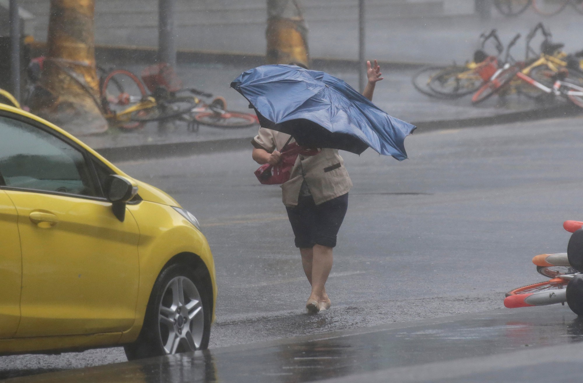 [Clip] - B&atilde;o Mangkhut x&ocirc; nghi&ecirc;ng nh&agrave; cửa, người gi&agrave; ở Hồng K&ocirc;ng quyết kh&ocirc;ng sơ t&aacute;n - Ảnh 9.