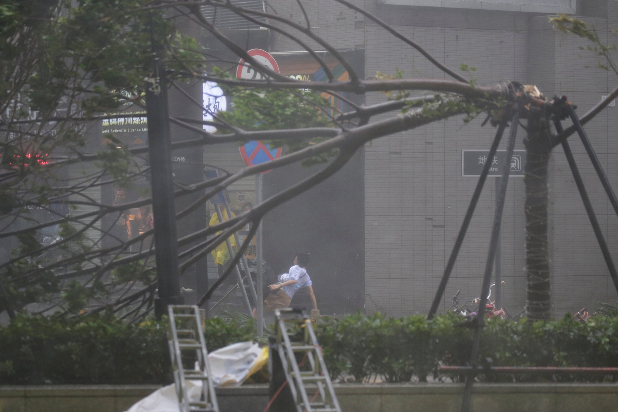 [Clip] - B&atilde;o Mangkhut x&ocirc; nghi&ecirc;ng nh&agrave; cửa, người gi&agrave; ở Hồng K&ocirc;ng quyết kh&ocirc;ng sơ t&aacute;n - Ảnh 11.