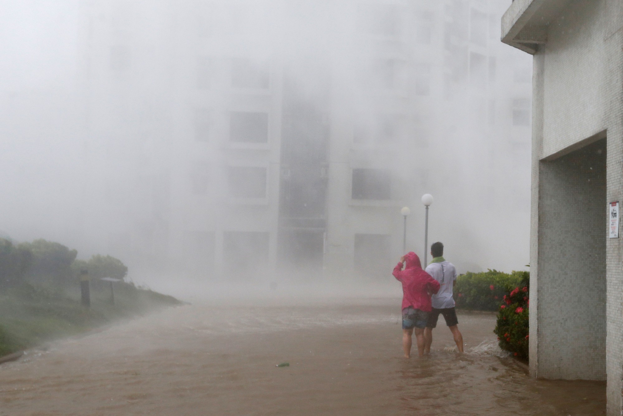 [Clip] - B&atilde;o Mangkhut x&ocirc; nghi&ecirc;ng nh&agrave; cửa, người gi&agrave; ở Hồng K&ocirc;ng quyết kh&ocirc;ng sơ t&aacute;n - Ảnh 7.