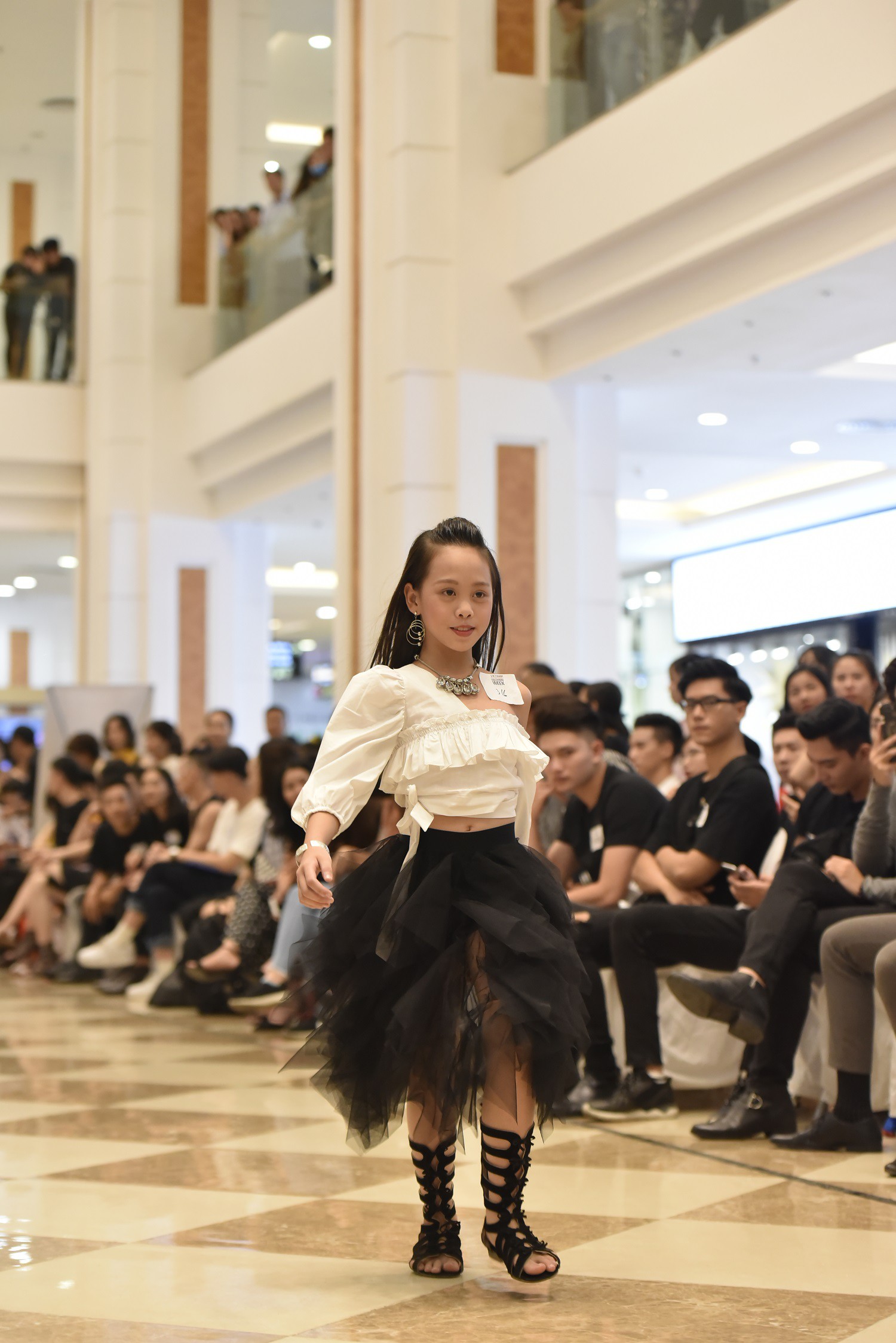 V&otilde; Ho&agrave;ng Yến cực kỳ thần th&aacute;i đi tuyển mẫu - Ảnh 2.