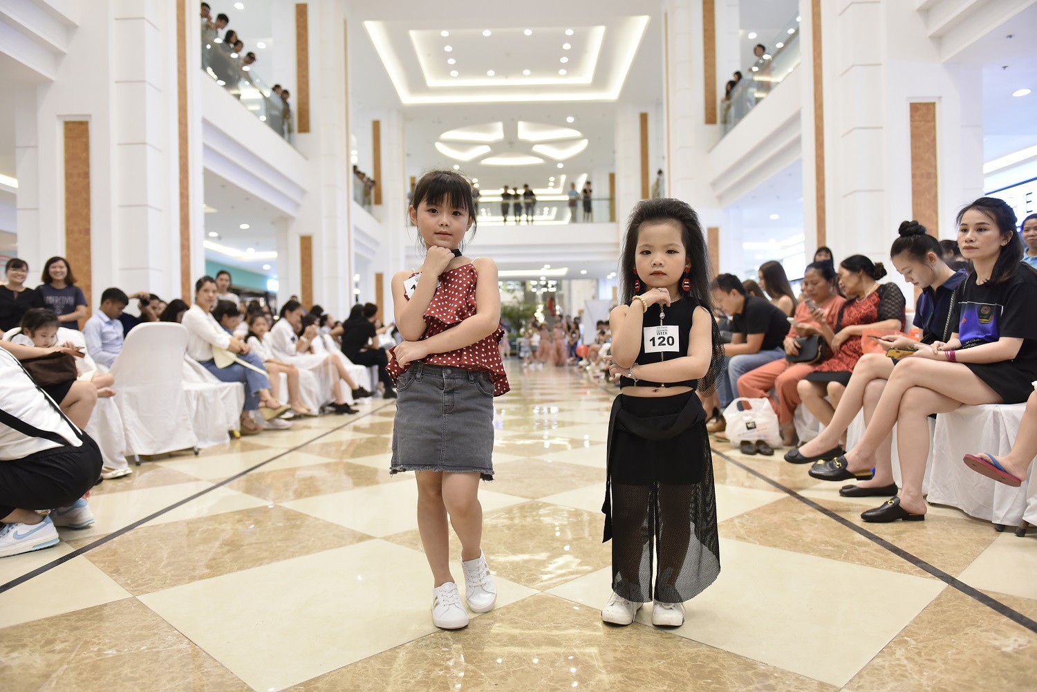 V&otilde; Ho&agrave;ng Yến cực kỳ thần th&aacute;i đi tuyển mẫu - Ảnh 4.