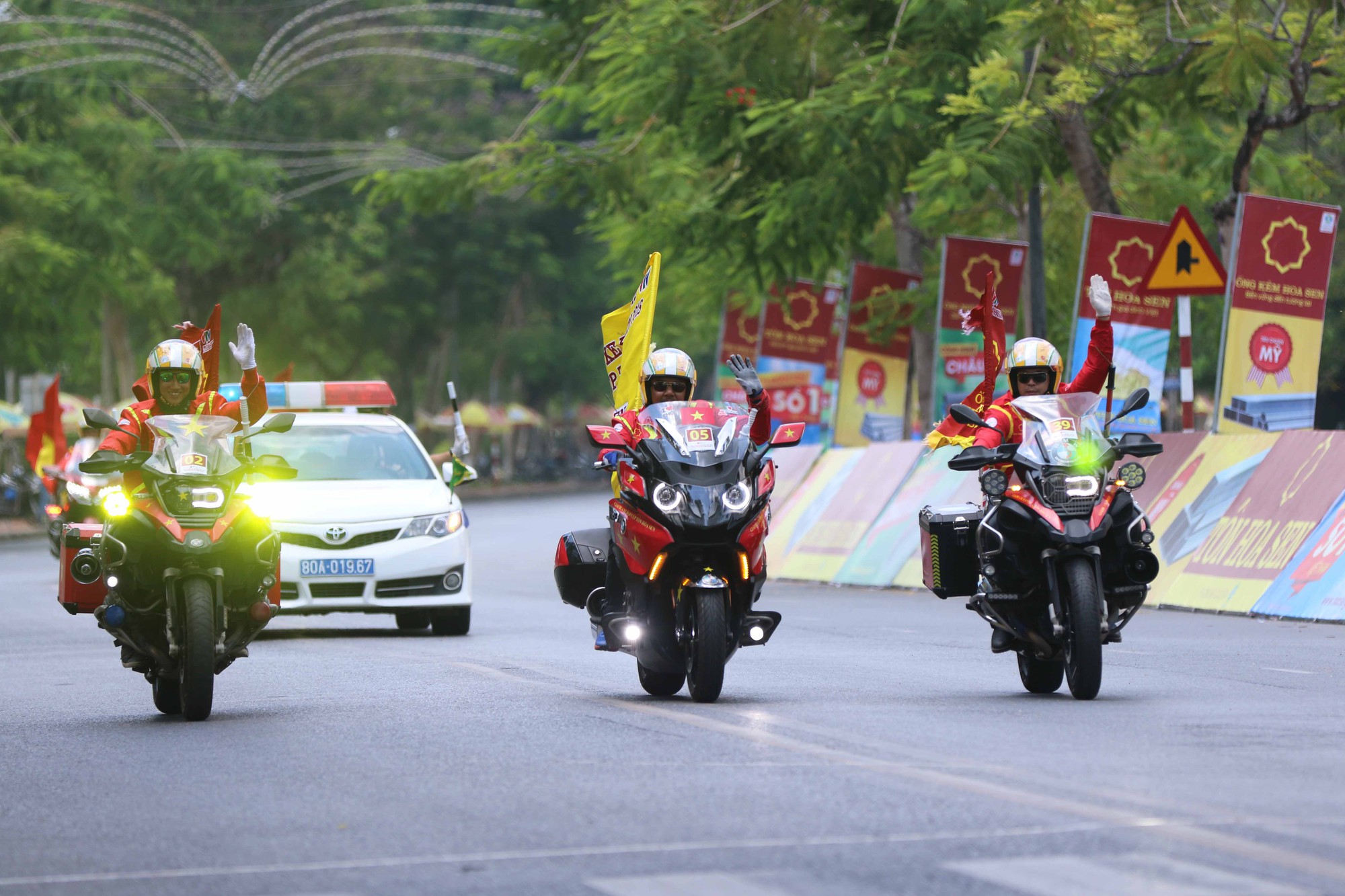 Những ch&agrave;ng l&atilde;ng tử b&ecirc;n si&ecirc;u xe m&ocirc; t&ocirc; - Ảnh 14.