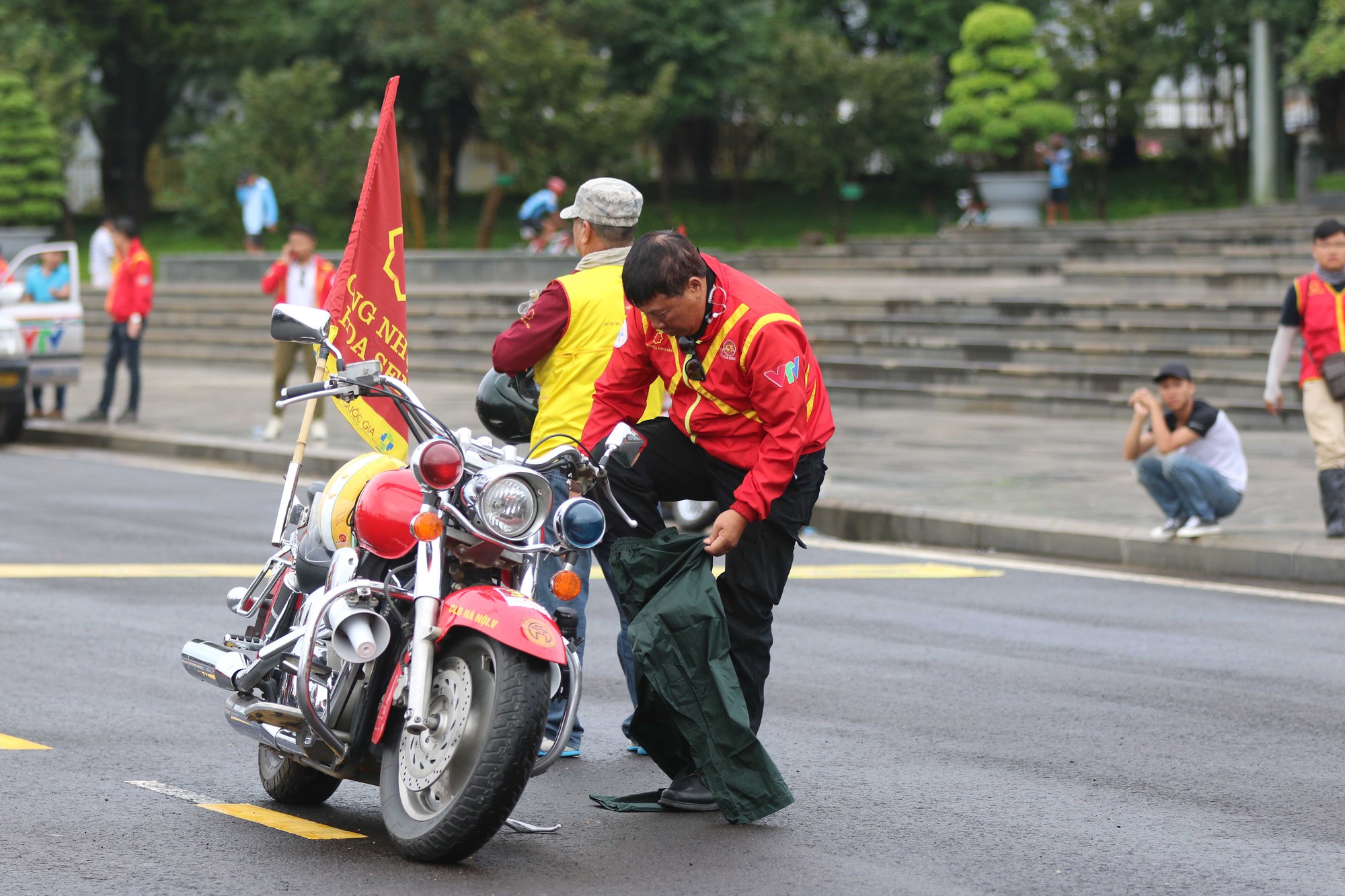 Những ch&agrave;ng l&atilde;ng tử b&ecirc;n si&ecirc;u xe m&ocirc; t&ocirc; - Ảnh 4.